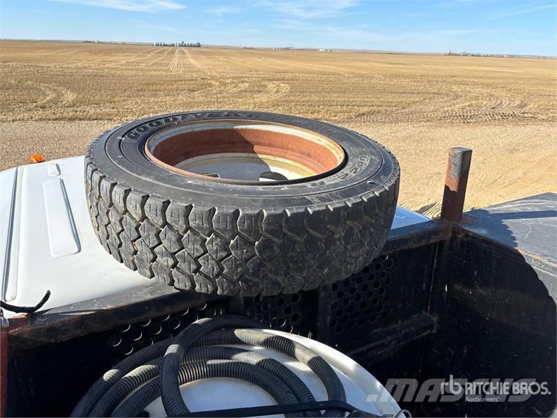 Ford F-550 4x4 Crew Cab W/ Twister T185 185 cfm Screw A 시립/다목적 차량