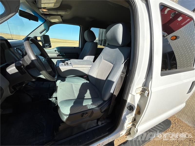 Ford F-550 4x4 Crew Cab W/ Twister T185 185 cfm Screw A 시립/다목적 차량