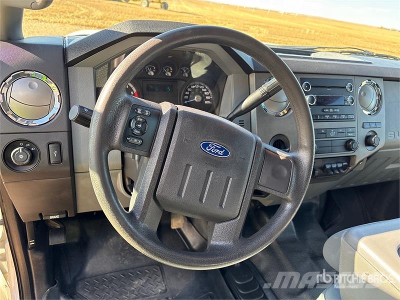 Ford F-550 4x4 Crew Cab W/ Twister T185 185 cfm Screw A 시립/다목적 차량