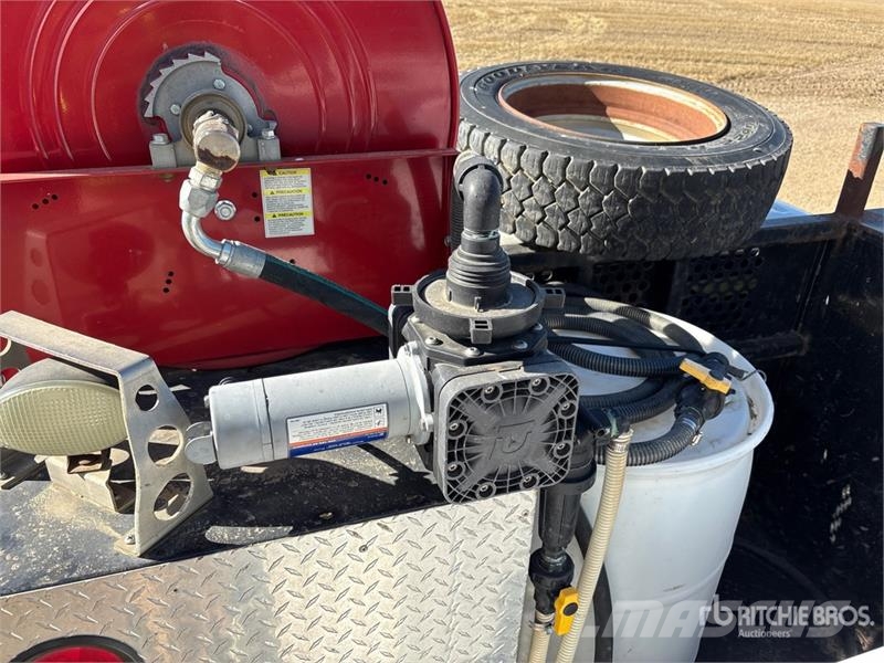 Ford F-550 4x4 Crew Cab W/ Twister T185 185 cfm Screw A 시립/다목적 차량