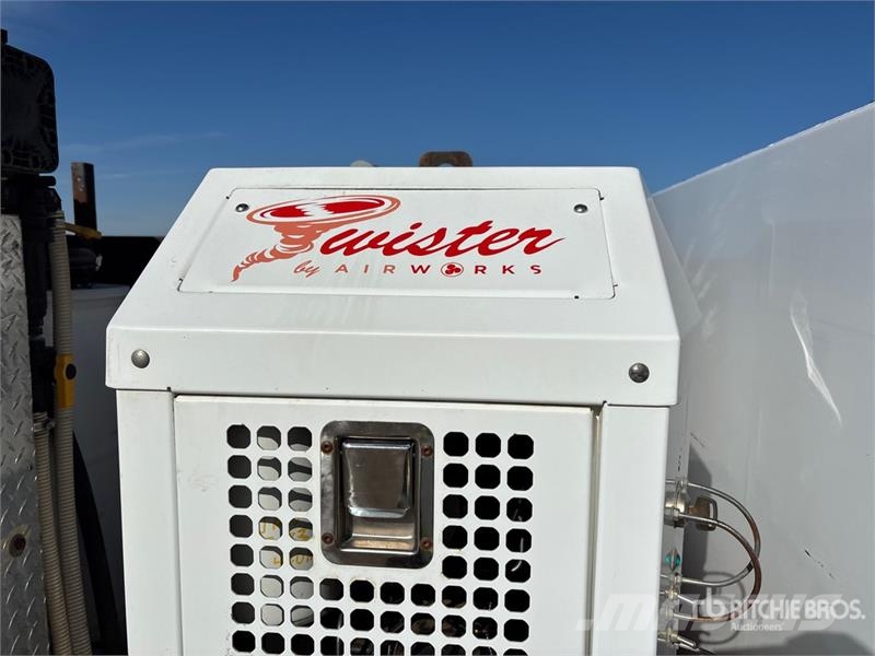 Ford F-550 4x4 Crew Cab W/ Twister T185 185 cfm Screw A 시립/다목적 차량