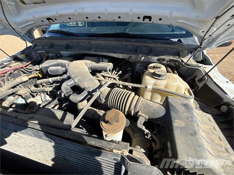 Ford F-550 4x4 Crew Cab W/ Twister T185 185 cfm Screw A 시립/다목적 차량