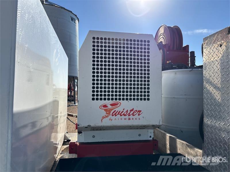 Ford F-550 4x4 Crew Cab W/ Twister T185 185 cfm Screw A 시립/다목적 차량