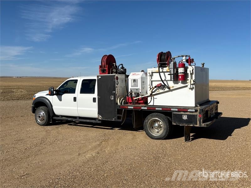 Ford F-550 4x4 Crew Cab W/ Twister T185 185 cfm Screw A 시립/다목적 차량