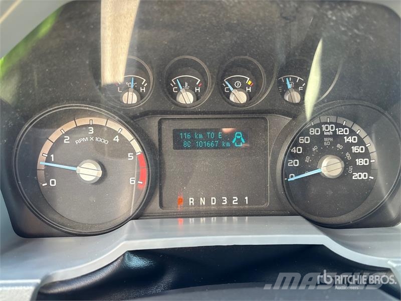 Ford F-550 4x4 Crew Cab W/ Twister T185 185 cfm Screw A 시립/다목적 차량