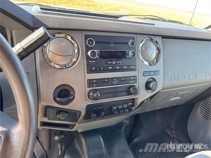 Ford F-550 4x4 Crew Cab W/ Twister T185 185 cfm Screw A 시립/다목적 차량