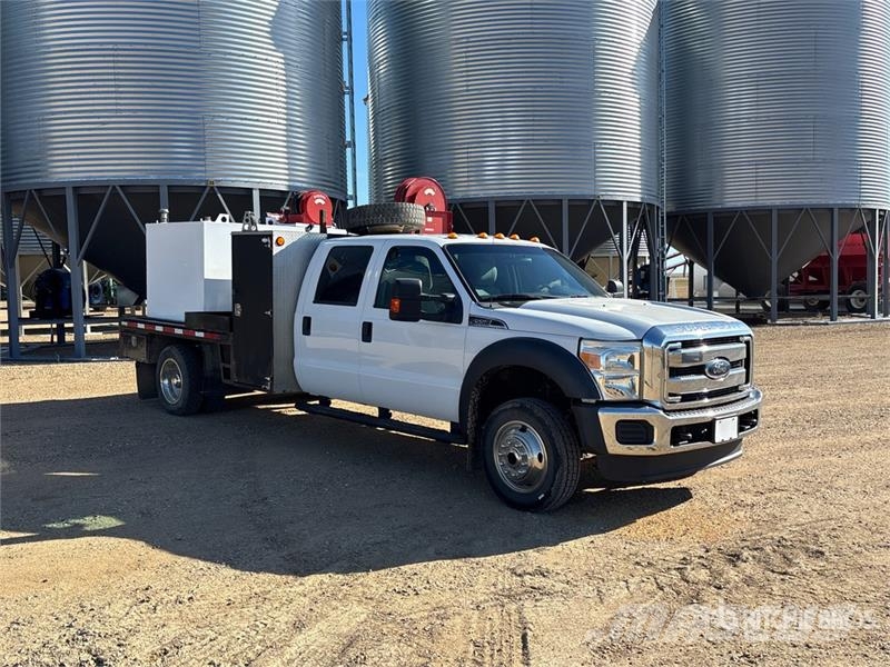 Ford F-550 4x4 Crew Cab W/ Twister T185 185 cfm Screw A 시립/다목적 차량