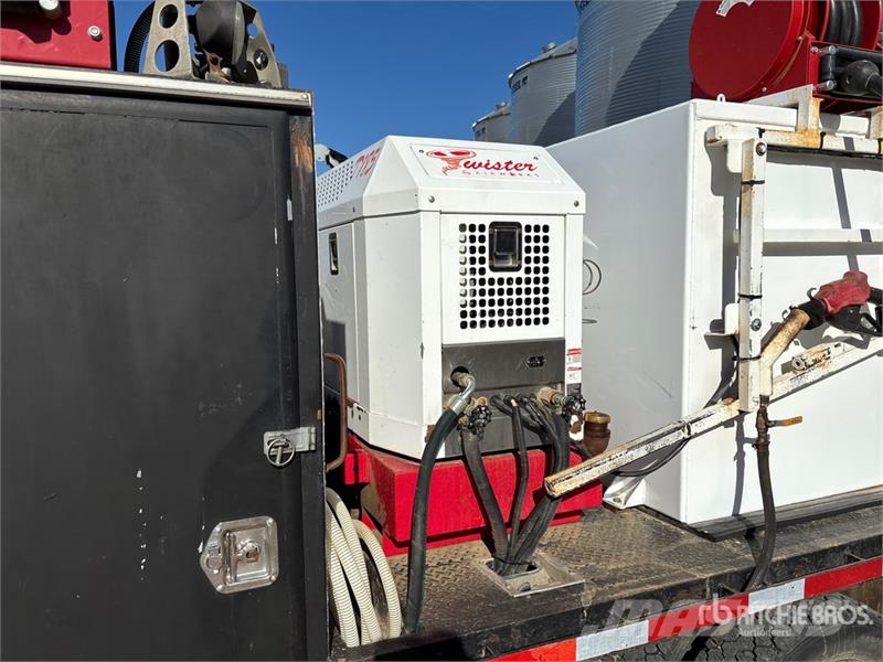 Ford F-550 4x4 Crew Cab W/ Twister T185 185 cfm Screw A 시립/다목적 차량