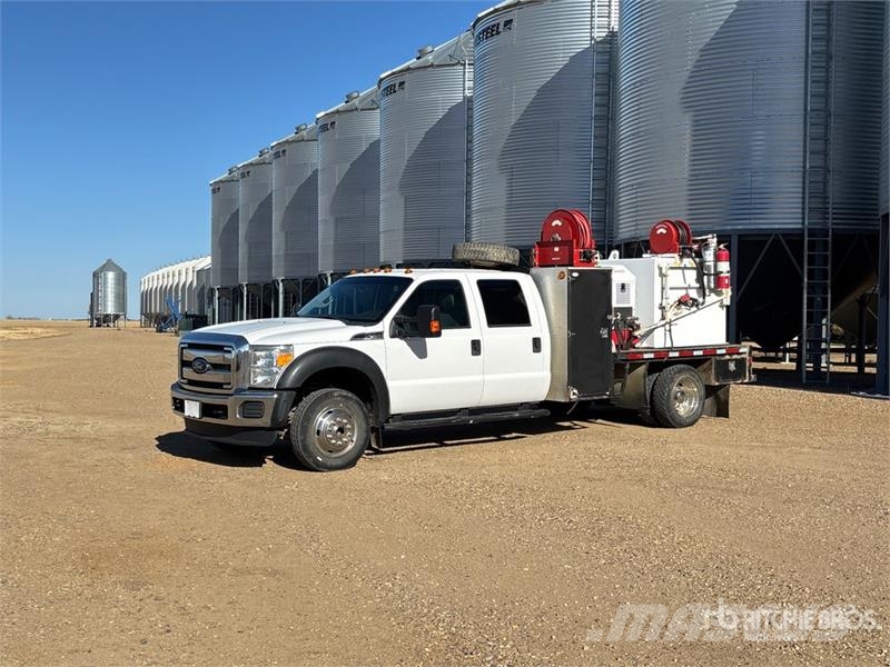 Ford F-550 4x4 Crew Cab W/ Twister T185 185 cfm Screw A 시립/다목적 차량