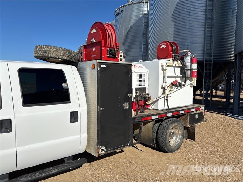 Ford F-550 4x4 Crew Cab W/ Twister T185 185 cfm Screw A 시립/다목적 차량