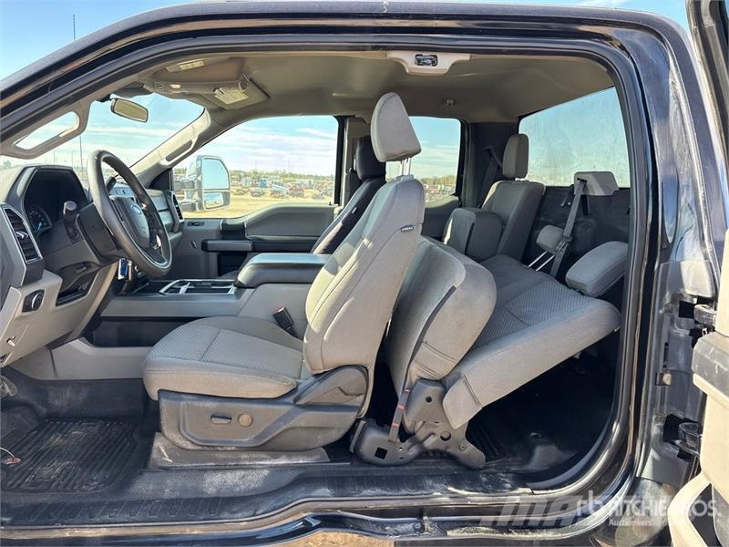 Ford F-550 4x4 Extended Cab Cab and Chassis Cabine en interieur