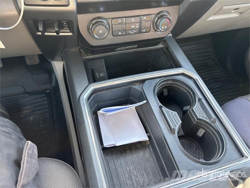 Ford F-550 4x4 Extended Cab Cab and Chassis Cabine en interieur