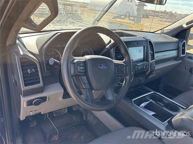 Ford F-550 4x4 Extended Cab Cab and Chassis Cabine en interieur