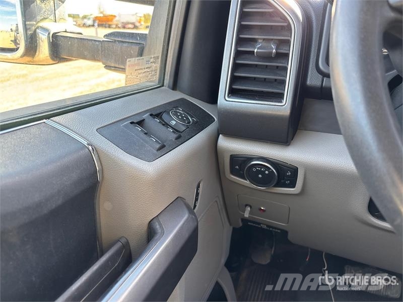 Ford F-550 4x4 Extended Cab Cab and Chassis Cabine en interieur