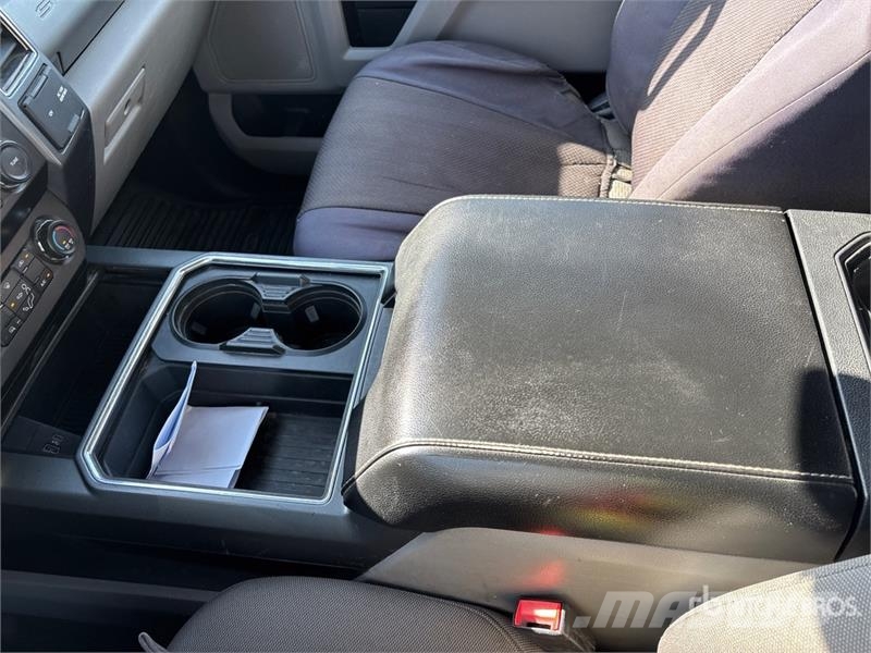 Ford F-550 4x4 Extended Cab Cab and Chassis Cabine en interieur