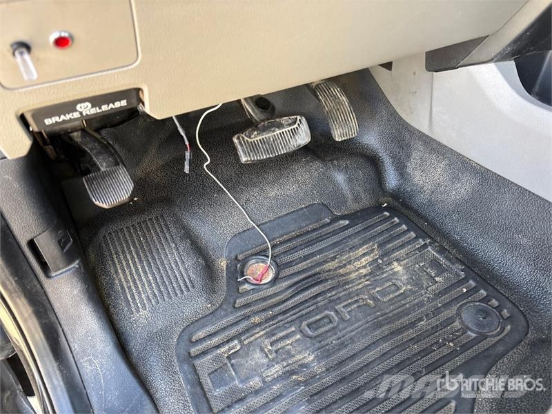 Ford F-550 4x4 Extended Cab Cab and Chassis Cabine en interieur