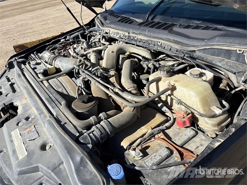 Ford F-550 4x4 Extended Cab Cab and Chassis Cabine en interieur