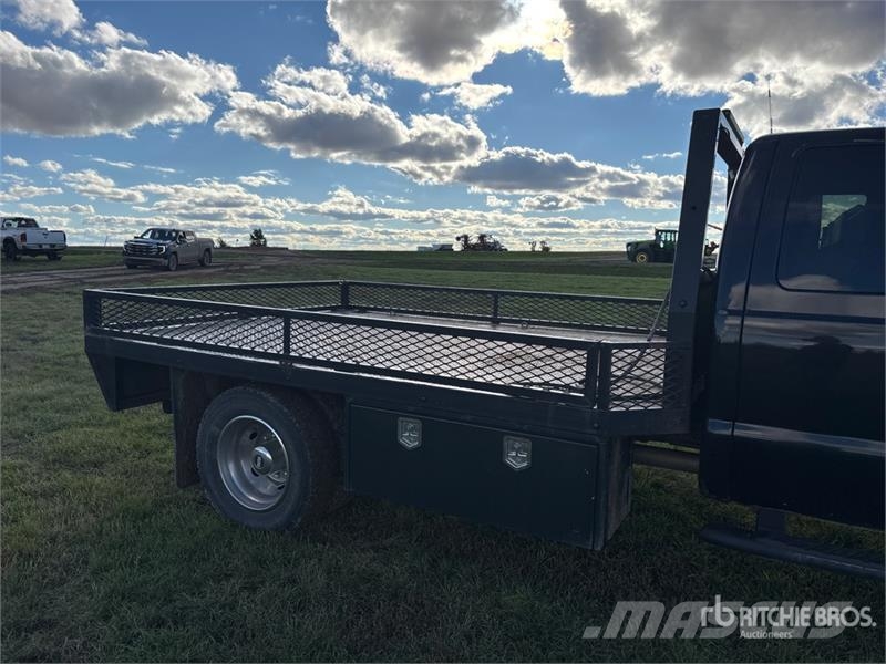 Ford F-550 4x4 Flatbed Truck Flakbilar