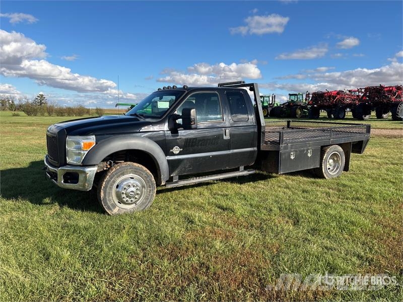 Ford F-550 4x4 Flatbed Truck Flakbilar