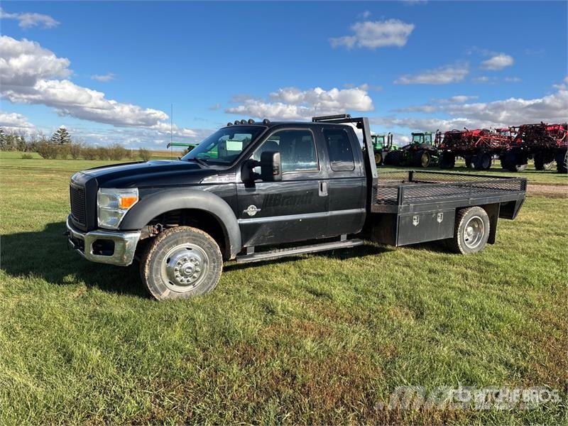Ford F-550 4x4 Flatbed Truck Flakbilar