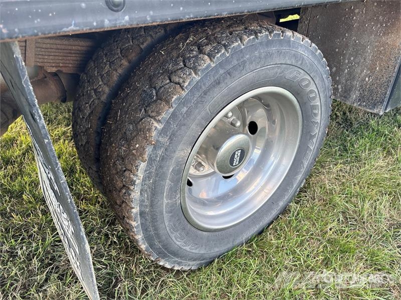 Ford F-550 4x4 Flatbed Truck Flakbilar