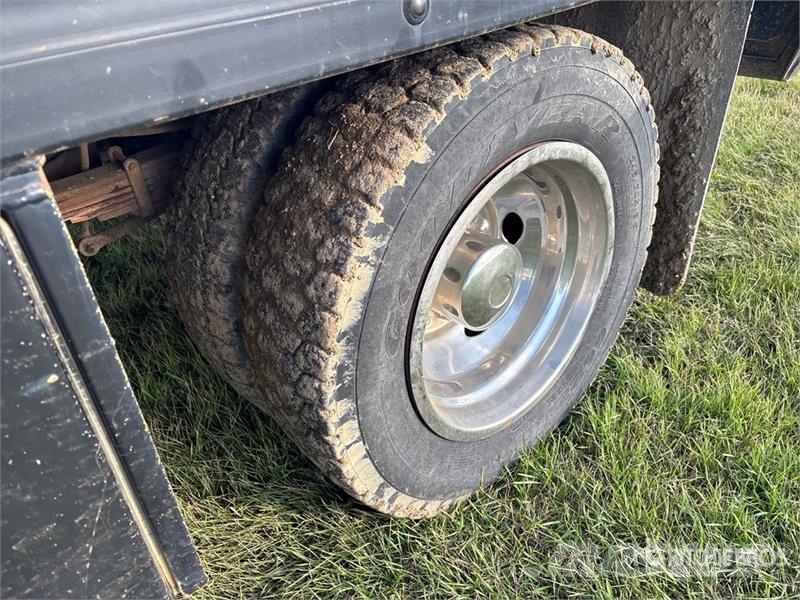 Ford F-550 4x4 Flatbed Truck Flakbilar