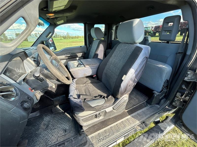 Ford F-550 4x4 Flatbed Truck Flakbilar