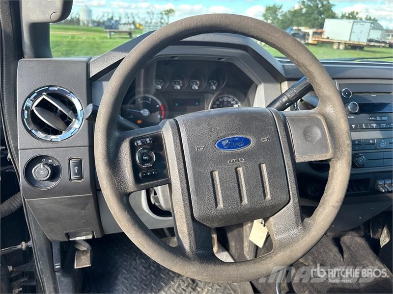 Ford F-550 4x4 Flatbed Truck Flakbilar