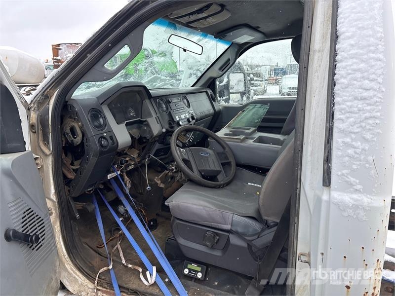 Ford F-550 XL 4x4 Cab and Chassis Kabine i unutrašnjost