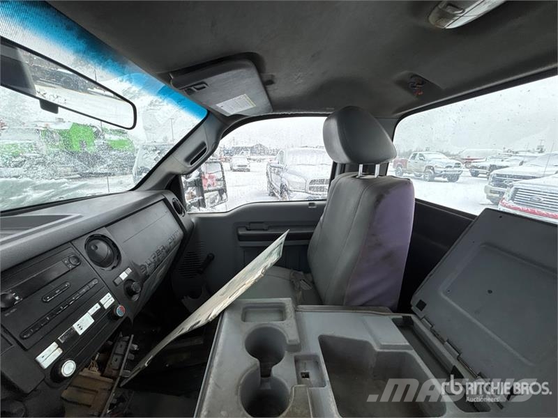 Ford F-550 XL 4x4 Cab and Chassis Kabine i unutrašnjost