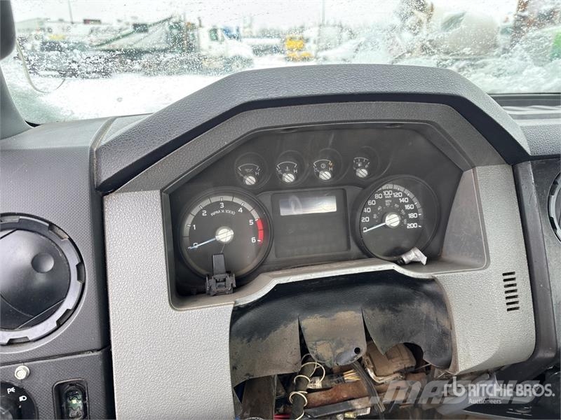 Ford F-550 XL 4x4 Cab and Chassis Kabine i unutrašnjost