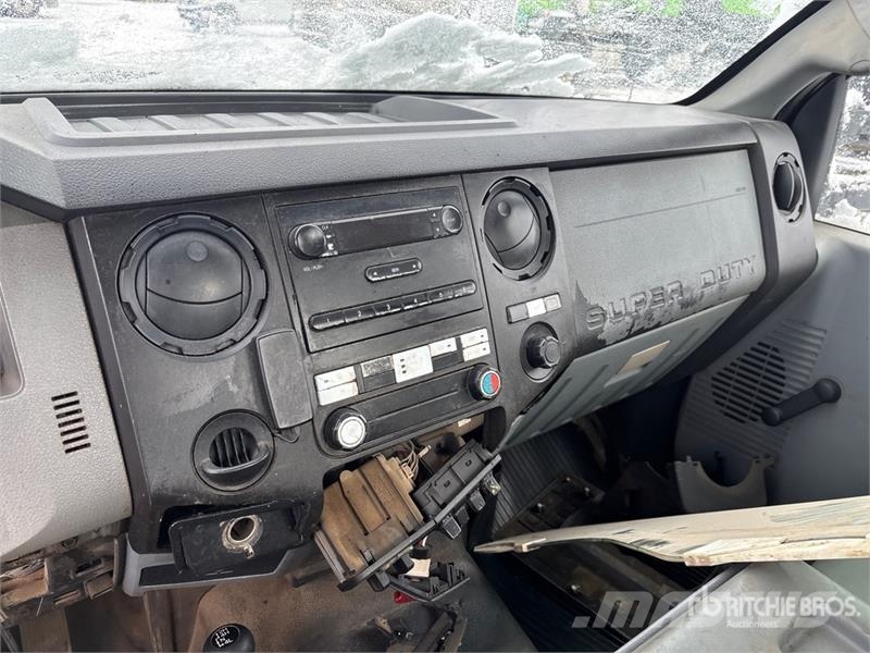 Ford F-550 XL 4x4 Cab and Chassis Kabine i unutrašnjost