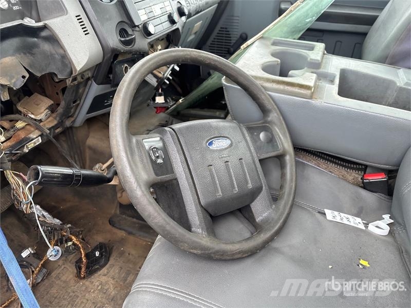 Ford F-550 XL 4x4 Cab and Chassis Kabine i unutrašnjost