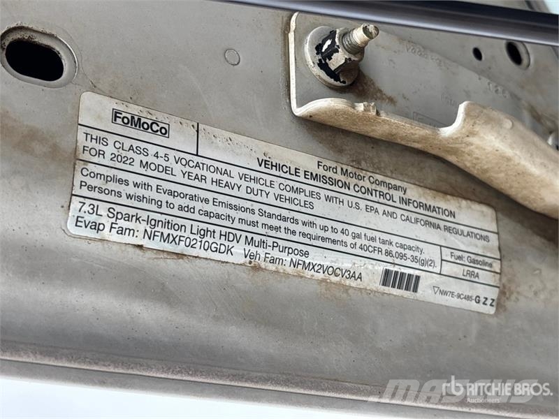 Ford F-550 XL 4x4 Crew Cab Cab and Chassis キャビン及び内装