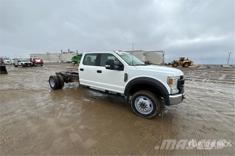 Ford F-550 XL 4x4 Crew Cab Cab and Chassis キャビン及び内装