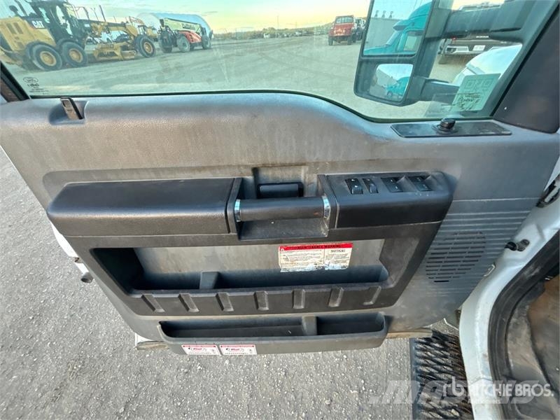 Ford F-550 XL 4x4 Crew Cab Service Truck Veicoli municipali