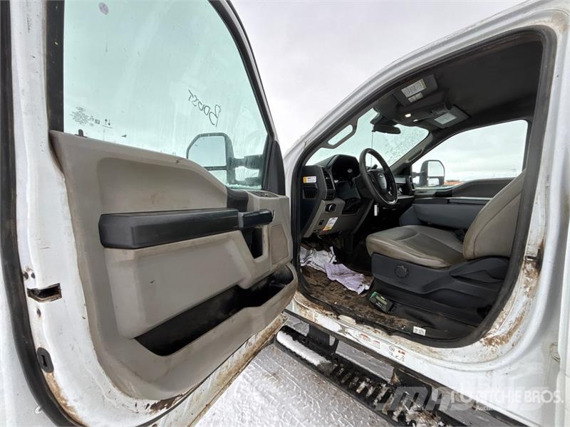 Ford F-550 XL 4x4 Crew Cab Utility Truck Prekucniki