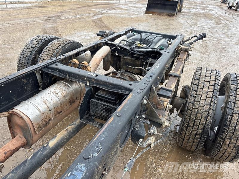 Ford F-550 XL 4x4 Crew Cab Cab and Chassis キャビン及び内装