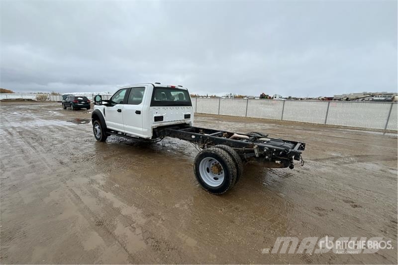 Ford F-550 XL 4x4 Crew Cab Cab and Chassis キャビン及び内装
