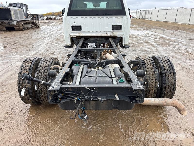 Ford F-550 XL 4x4 Crew Cab Cab and Chassis キャビン及び内装