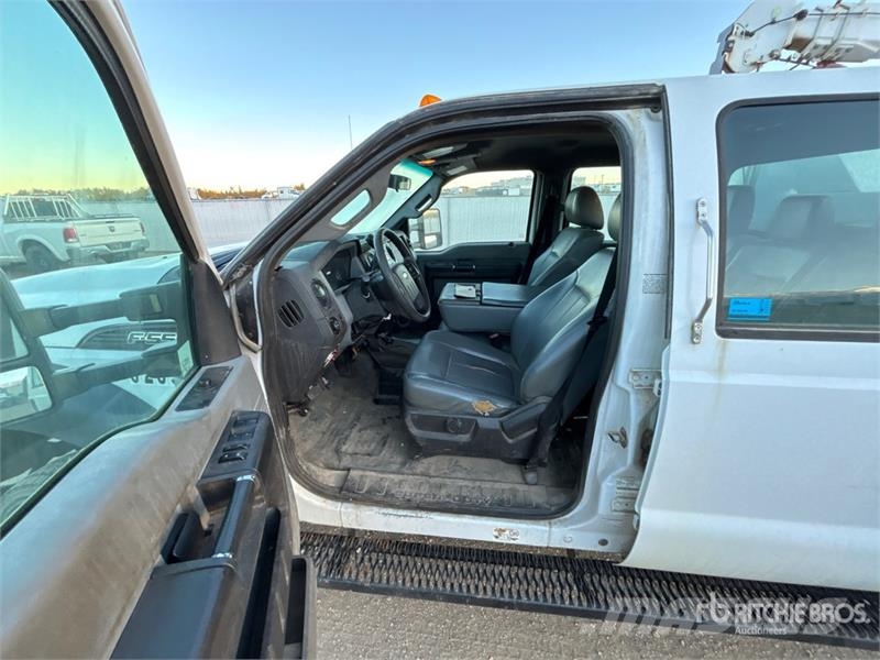 Ford F-550 XL 4x4 Crew Cab Service Truck Veicoli municipali