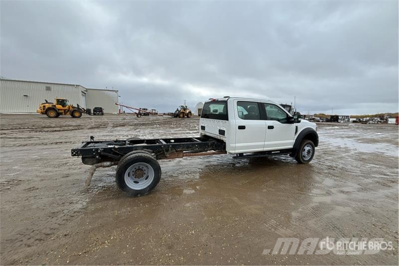 Ford F-550 XL 4x4 Crew Cab Cab and Chassis キャビン及び内装