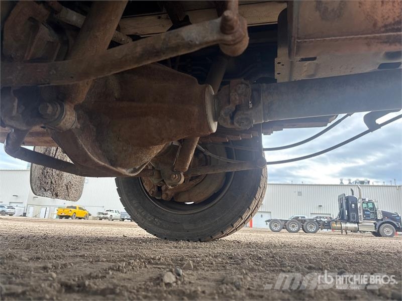 Ford F-550 XL 4x4 Crew Cab Flatbed Truck Camion con sponde ribaltabili