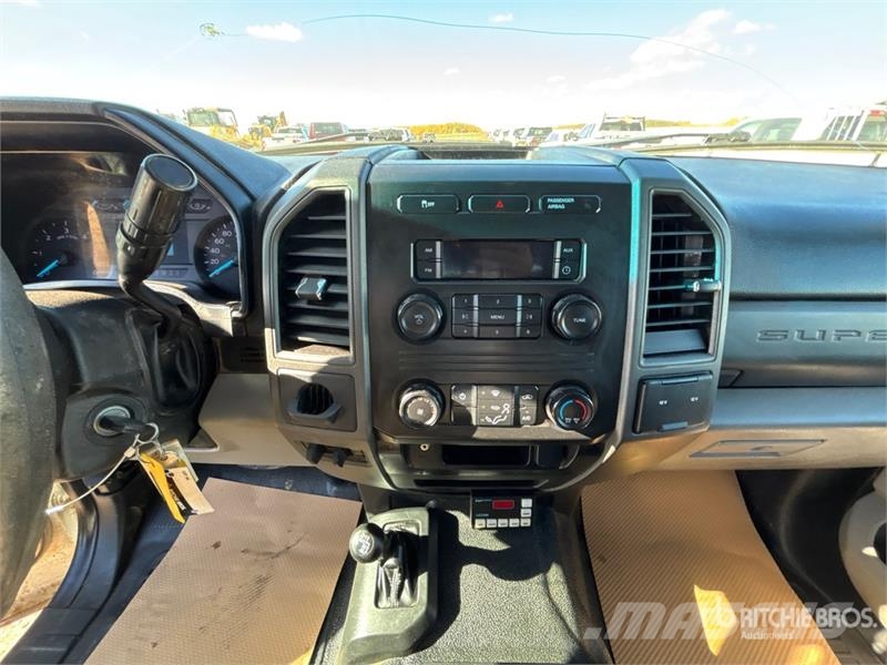 Ford F-550 XL 4x4 Crew Cab Flatbed Truck Camion con sponde ribaltabili