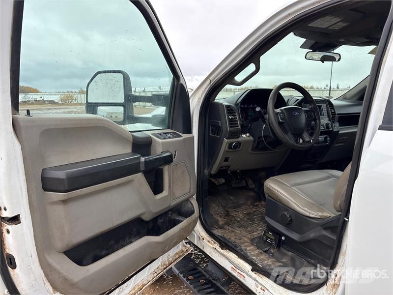 Ford F-550 XL 4x4 Crew Cab Cab and Chassis キャビン及び内装