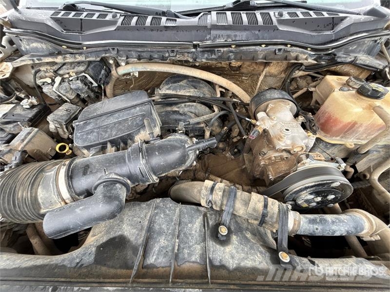 Ford F-550 XL 4x4 Crew Cab Cab and Chassis キャビン及び内装