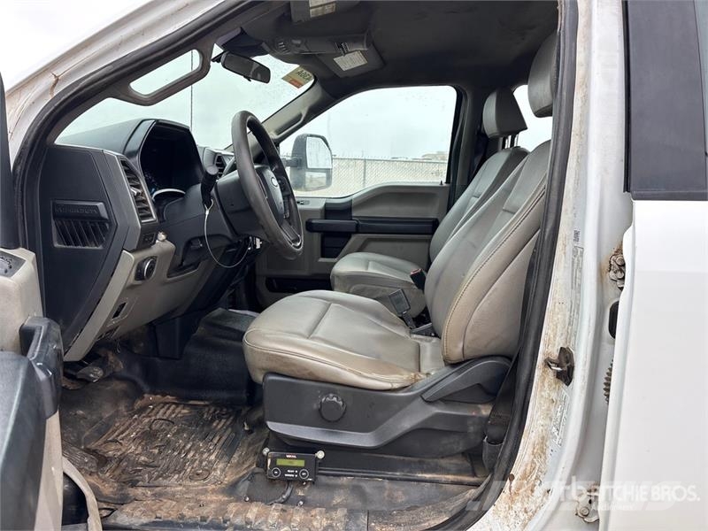 Ford F-550 XL 4x4 Crew Cab Cab and Chassis キャビン及び内装