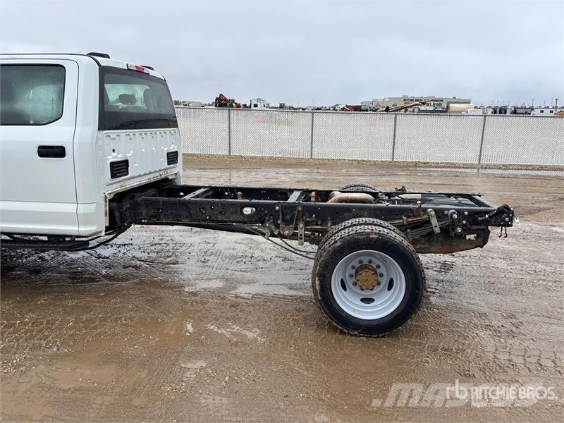 Ford F-550 XL 4x4 Crew Cab Cab and Chassis キャビン及び内装