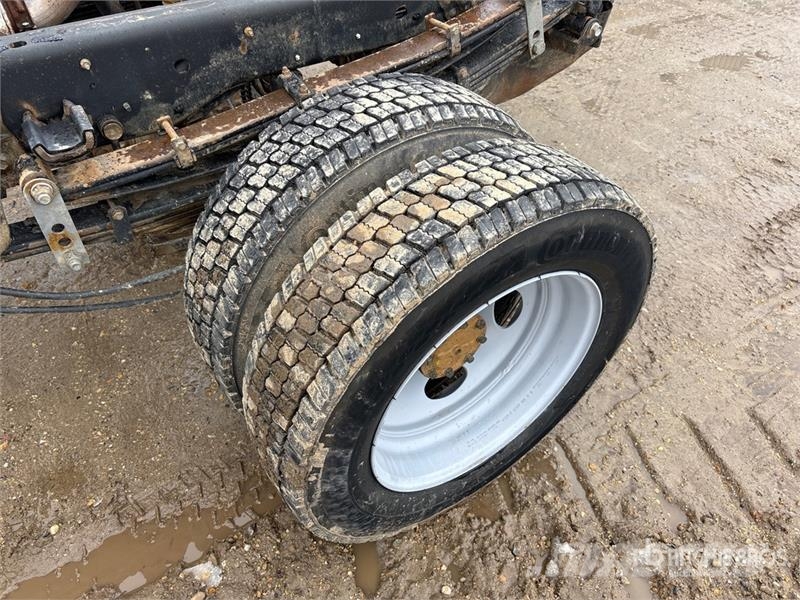 Ford F-550 XL 4x4 Crew Cab Cab and Chassis キャビン及び内装