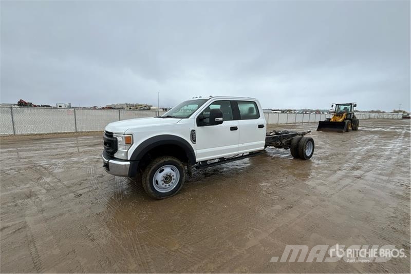 Ford F-550 XL 4x4 Crew Cab Cab and Chassis キャビン及び内装